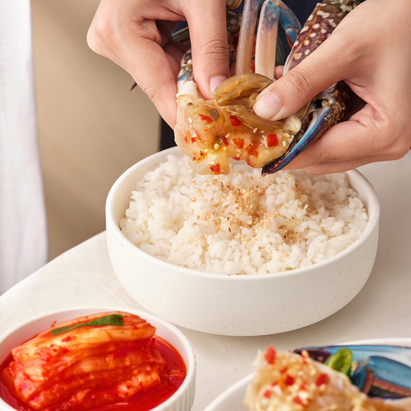 Cách ăn Tôm ngâm tương chuẩn vị Hàn Quốc cùng rong biển và cơm nóng